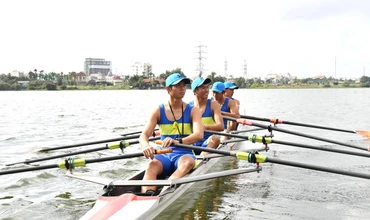 Đội đua Rowing sẵn sàng trước vạch xuất phát. 