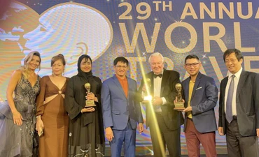 Ông Graham Cooke - Chủ tịch Hội đồng giải thưởng World Golf Awards 2022 trao cúp vinh danh cho đoàn Việt Nam. (Ảnh: Trịnh Thành)