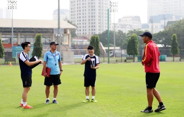 Giám đốc kỹ thuật Adachi Yusuke (áo xanh) áp dụng các phương pháp huấn luyện giúp vận động viên trẻ phát triển toàn diện. (Ảnh: VFF)