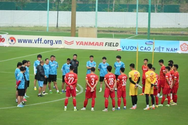 HLV Park Hang-seo dặn dò các học trò trước buổi tập. (Ảnh: VFF)