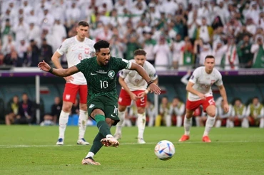 Salem Al Dawsari đá hỏng quả phạt 11m quý giá của Saudi Arabia. (Ảnh: Reuters)
