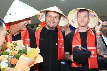 Marco Reus (phải) và các thành viên Borussia Dortmund thích thú với nón lá Việt Nam. (Ảnh: VFF)