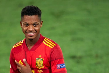 Ansu Fati mới chỉ có 4 lần khoác áo tuyển Tây Ban Nha trước khi dự World Cup. (Ảnh: CNN)