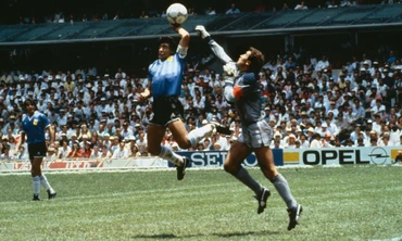 Pha bóng "Bàn tay của Chúa" của Maradona. (Nguồn: theguardian.com)