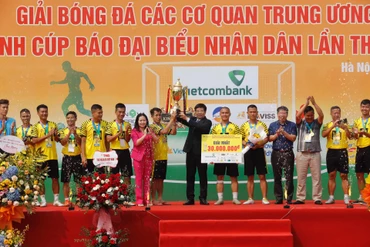 Đội bóng Tập đoàn Nhật Thành nâng cao chiếc cúp vô địch. 