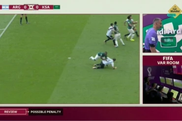 Công nghệ VAR được áp dụng trong trận đấu. (Nguồn: FOXsports)