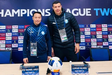 Huấn luyện viên Vũ Hồng Việt và cầu thủ Lucas Alves của câu lạc bộ Thép Xanh Nam Định tại buổi họp báo trước trận đấu. 