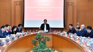 Đồng chí Trần Cẩm Tú, Ủy viên Bộ Chính trị, Thường trực Ban Bí thư chủ trì Phiên họp thứ hai của Ban Chỉ đạo chuyển đổi số trong các cơ quan Đảng. Ảnh: ĐĂNG KHOA