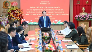 Đồng chí Nguyễn Trọng Nghĩa, Ủy viên Bộ Chính trị, Bí thư Trung ương Đảng, Trưởng Ban Tuyên giáo và Dân vận Trung ương phát biểu chúc mừng đội ngũ cán bộ nhân viên y tế tại Bệnh viện 19/8. (Ảnh: THẾ ĐẠI) 