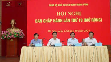 Các đồng chí chủ trì hội nghị.