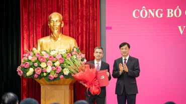 Đồng chí Nguyễn Duy Ngọc trao Quyết định và chúc mừng tân Phó Chánh Văn phòng Trung ương Đảng Võ Thành Hưng. (Ảnh: SƠN TÙNG)