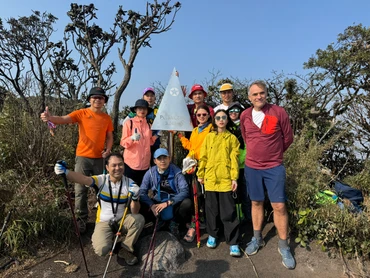 Đích đến là đỉnh Putaleng cao 3.049 m.