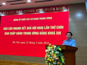Bí thư Đảng ủy Khối Nguyễn Văn Thể báo cáo nhanh kết quả Hội nghị Trung ương 9, khóa XIII.