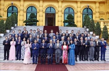 Chủ tịch nước Nguyễn Xuân Phúc với cán bộ chủ chốt Bộ Ngoại giao. (Ảnh: Thống Nhất/TTXVN)