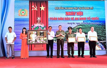 Bộ trưởng Công an (giữa) trao Bằng khen cho tập thể, cá nhân thành tích xuất sắc trong phong trào Toàn dân bảo vệ an ninh Tổ quốc tại Cà Mau.