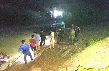 Lực lượng cứu hộ tìm kiếm các nạn nhân vụ lật thuyền trên sông Chảy ở Lào Cai. (Ảnh: Báo Lào Cai)