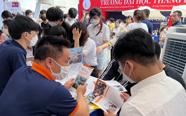 Học sinh đến tìm hiểu thông tin tuyển sinh tại gian tư vấn Trường đại học Phenikaa.