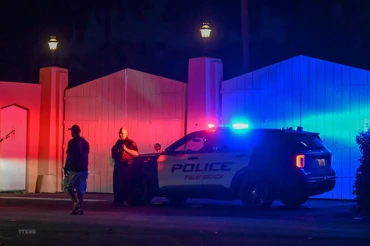 Xe cảnh sát đỗ bên ngoài dinh thự của cựu Tổng thống Mỹ Donald Trump ở Mar-A-Lago, Palm Beach, bang Florida, ngày 8/8/2022. (Ảnh: AFP/TTXVN)
