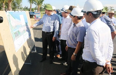 Bí thư Tỉnh ủy Phan Việt Cường kiểm tra tiến độ thi công tuyến đường nối từ Hội An đến Chu Lai.
