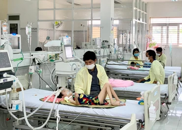 Nhiều trẻ em mắc sốt xuất huyết nhập viện điều trị tại Bệnh viện Nhi Gia Lai. 