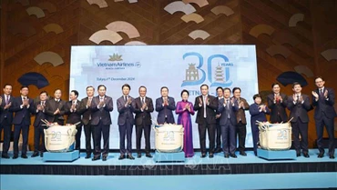 Chủ tịch Quốc hội Trần Thanh Mẫn và Phu nhân cùng đại biểu thực hiện nghi thức kỷ niệm 30 năm mở đường bay trực tiếp Việt Nam-Nhật Bản.