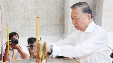 Tổng Bí thư Tô Lâm dâng hương tưởng nhớ các Anh hùng liệt sĩ.