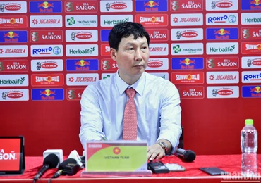 Huấn luyện viên Kim Sang Sik tại buổi họp báo sau trận thắng 3-2 đội tuyển Philippines. (Ảnh: TRẦN HẢI)