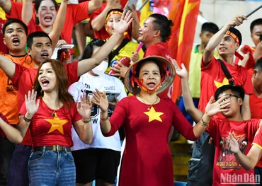 [Ảnh] Người hâm mộ "tiếp lửa" đội tuyển Việt Nam trên sân vận động Mỹ Đình