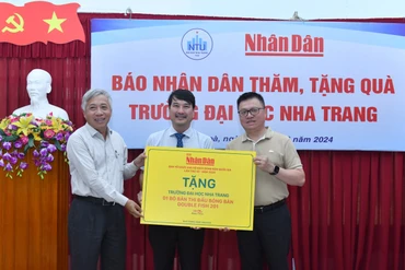 [Ảnh] Đoàn công tác Báo Nhân Dân thăm, tặng quà tại Nha Trang