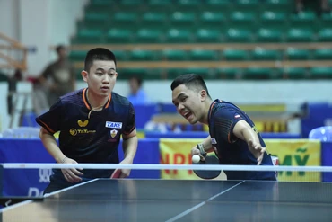 [Ảnh] Anh Hoàng-Đình Đức, Mai Ngọc-Thị Nga bảo vệ chức vô địch nội dung đôi nam, đôi nữ 