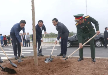 Lãnh đạo tỉnh Hưng Yên cùng nhân dân thành phố Hưng Yên đã trồng hơn 200 cây hoa ban tại dải phân cách tuyến đường trục Bắc Nam, khu Đại học Phố Hiến, thành phố Hưng Yên, tỉnh Hưng Yên.