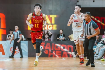 Võ Kim Bản (số 11) ăn mừng pha ba điểm thành công. (Ảnh: VBA)