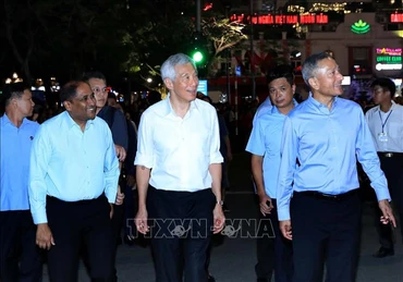 [Ảnh] Thủ tướng Singapore Lý Hiển Long chiêm ngưỡng vẻ đẹp Hà Nội về đêm