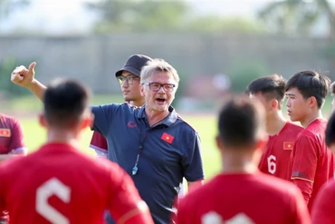 Huấn luyện viên Philippe Troussier cùng các tuyển thủ U23 Việt Nam. (Ảnh: VFF)