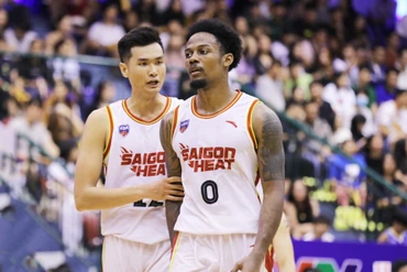 Nguyễn Huỳnh Phú Vinh động viên tinh thần Hassan Thomas. (Ảnh: VBA)