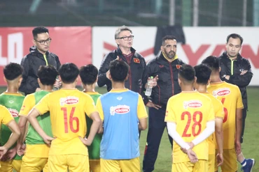 Ban huấn luyện cùng các tuyển thủ U23 Việt Nam. (Ảnh: VFF)