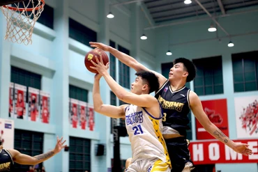 William Trần (áo đen) truy cản Bùi Anh Khoa. (Ảnh: VBA)
