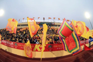 Không khí thường thấy của Hội cổ động viên bóng đá Nam Định trên sân Thiên Trường. (Ảnh: Minh Tuấn)