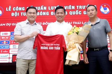 Phó Chủ tịch VFF Trần Anh Tú (trái) và Phó Chủ tịch VFF Nguyễn Xuân Vũ (phải) trao áo thi đấu đội tuyển U23 Việt Nam và tặng hoa chúc mừng HLV Hoàng Anh Tuấn đảm nhiệm cương vị mới. (Ảnh: VFF)