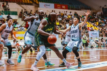 DeAngelo Hamilton bị áp sát chặt ở khu vực cận rổ. (Ảnh: VBA)
