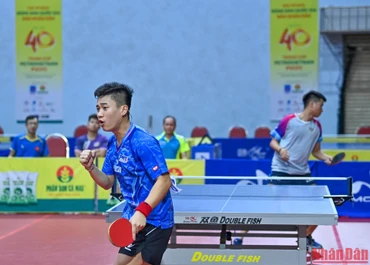 Lê Đình Đức ăn mừng chiến thắng trong trận đấu trước Đoàn Bá Tuấn Anh, đưa Hà Nội 1 lên ngôi vô địch đồng đội nam.