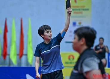 Vận động viên Nguyễn Khoa Diệu Khánh ăn mừng sau khi giành chức vô địch Đơn nữ.