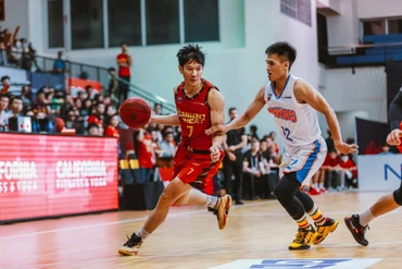 Dư Minh An (áo đỏ) đột phá khu trung tâm. (Ảnh: VBA)