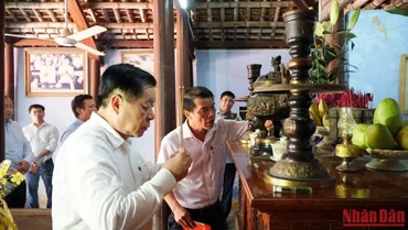 Trưởng Ban Tuyên giáo Trung ương Nguyễn Trọng Nghĩa và các thành viên trong Đoàn dâng hương tưởng niệm, bày tỏ lòng biết ơn vô hạn, tri ân sâu sắc đối với sự cống hiến của Đại tướng Nguyễn Chí Thanh. (Ảnh: CÔNG HẬU)