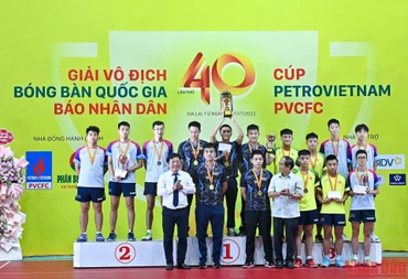 Phó Tổng Biên tập Báo Nhân Dân Quế Đình Nguyên và Chủ tịch Ủy ban nhân dân tỉnh Gia Lai Võ Ngọc Thành trao huy chương và cúp cho các đội đoạt giải tại nội dung Đồng đội nam. 