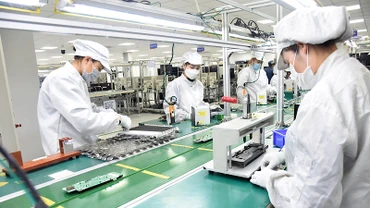 Dây chuyền sản xuất linh kiện điện tử của Công ty TNHH Bumjin Electronics Vina (Quảng Ninh). (Ảnh: TRẦN HẢI)