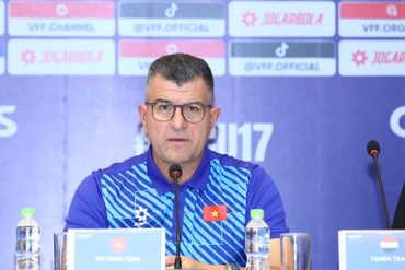 Huấn luyện viên Cristiano Roland phát biểu tại buổi họp báo. (Ảnh: VFF)