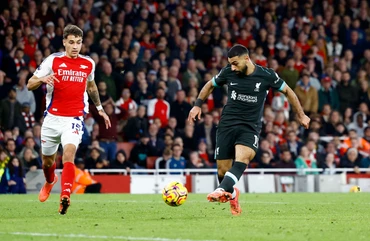 Mohamed Salah ghi bàn thắng thứ hai giúp Liverpool hòa 2-2 Arsenal. (Ảnh: Reuters)