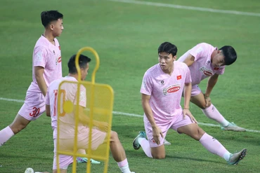 Đội trưởng Quế Ngọc Hải tập luyện cùng các đồng đội. (Ảnh: VFF)