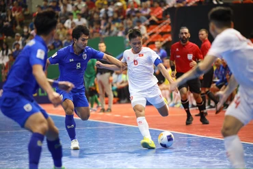 Đội tuyển futsal Việt Nam chơi kiên cường trước đối thủ mạnh Thái Lan. (Ảnh: VFF)